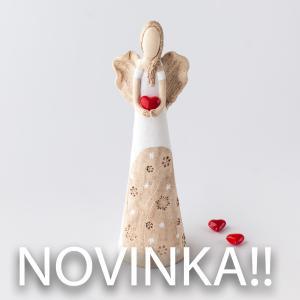 Andílek se sněhovými vločkami 35 cm červené srdce