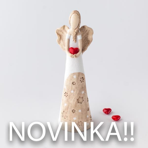 Andílek se sněhovými vločkami 35 cm červené srdce
